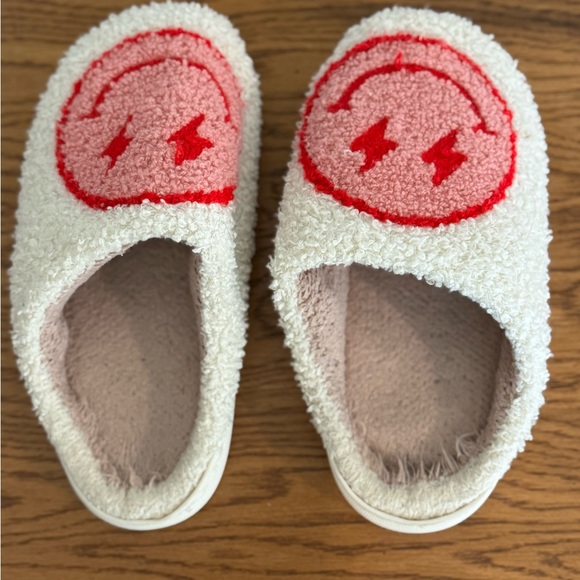 SHEIN Shoes - Women’s Fuzzy White and Red Smiley Slippers